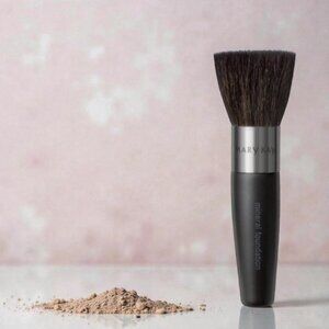 Mineral/Pressed Powder Kabuki Foundation Brush in Plastic Sleeve Carry Case